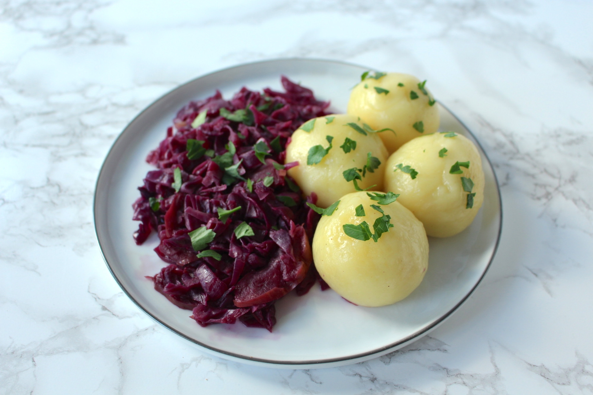 Kartoffelknödel mit Cranberry-Sauce | vegane Kartoffelklöße - MINAMADE
