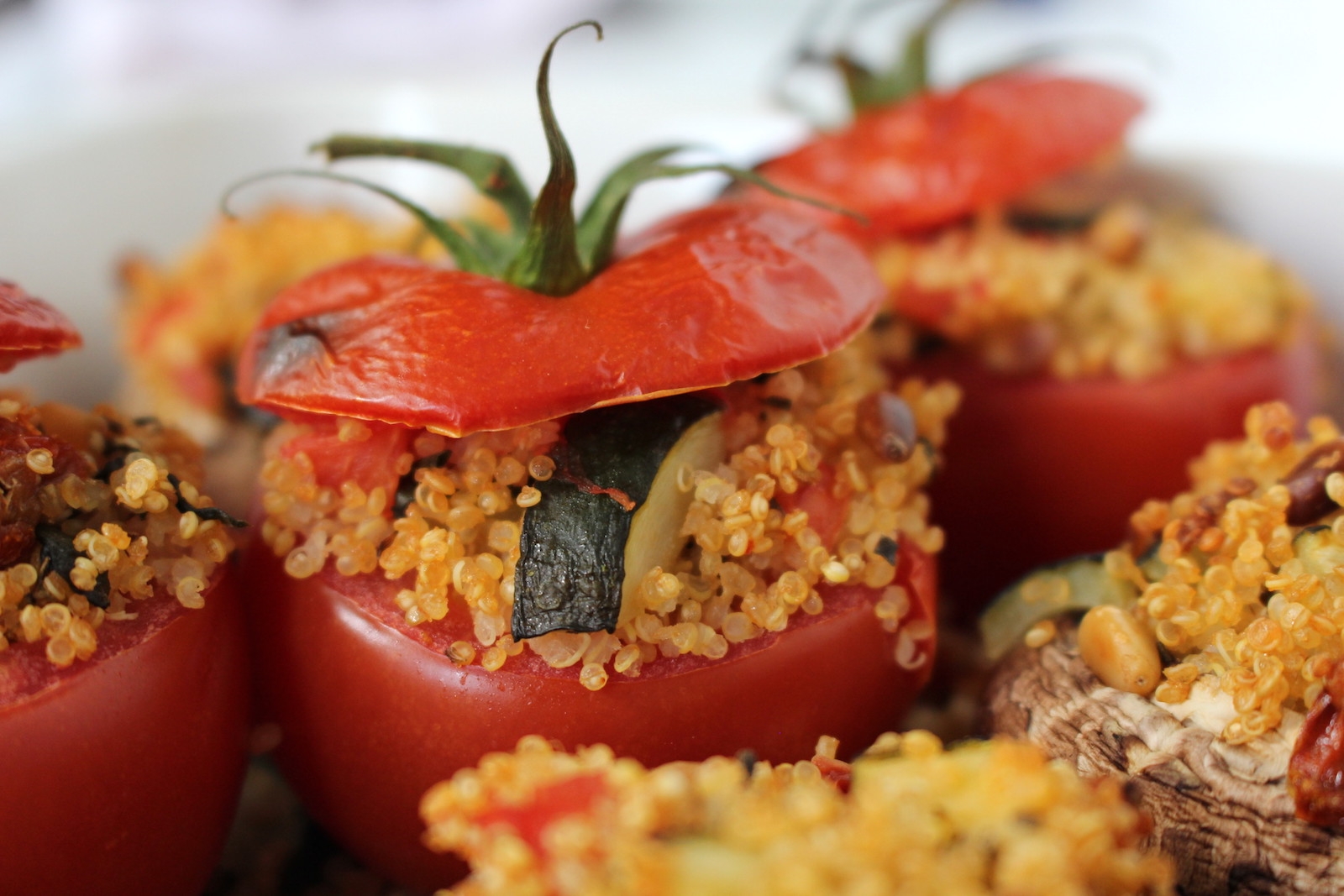 Mediterran gefüllte Tomaten und Portobello-Pilze | Grillrezept - MINAMADE