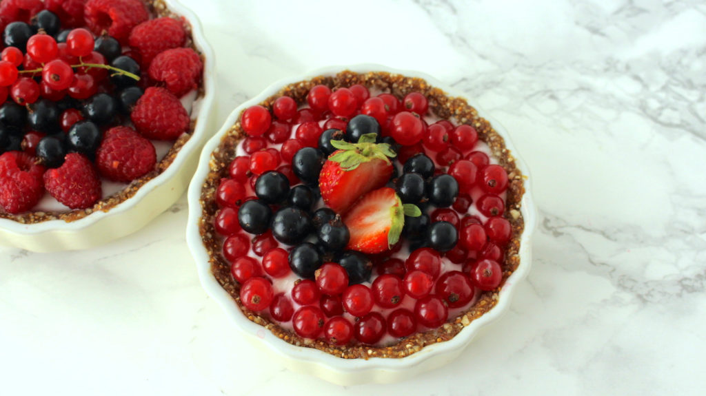 no-bake raw vegan fruit tarts berry coconut tart mini obstkuchen rohvegan