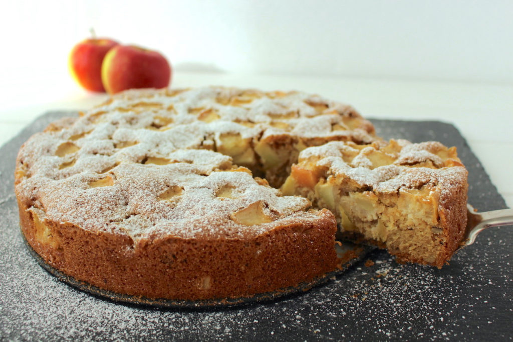 Veganer Apfelkuchen - das einfachste und beste Rezept - MINAMADE